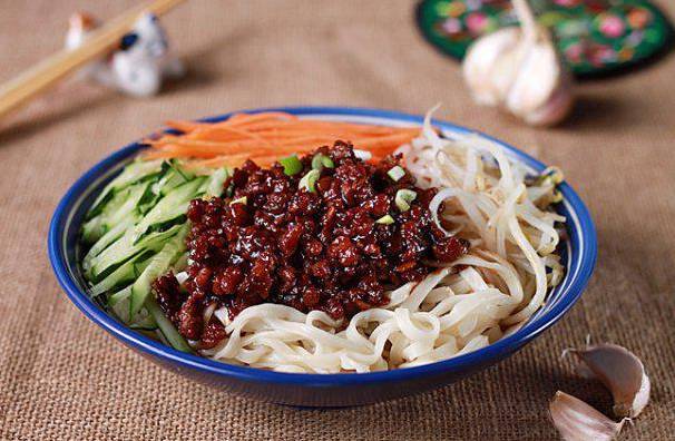 老北京炸酱面 Beijing Fried Sauce Noodle (with Shredded Cucumber and Bean Sprouts)